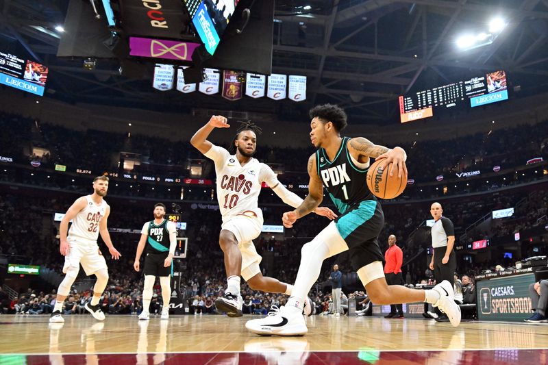 CLEVELAND, OHIO - NOVEMBER 23: Anfernee Simons #1 of the Portland Trail Blazers drives to the basket around Darius Garland #10 of the Cleveland Cavaliers at Rocket Mortgage Fieldhouse on November 23, 2022 in Cleveland, Ohio. NOTE TO USER: User expressly acknowledges and agrees that, by downloading and or using this photograph, User is consenting to the terms and conditions of the Getty Images License Agreement. (Photo by Jason Miller/Getty Images)