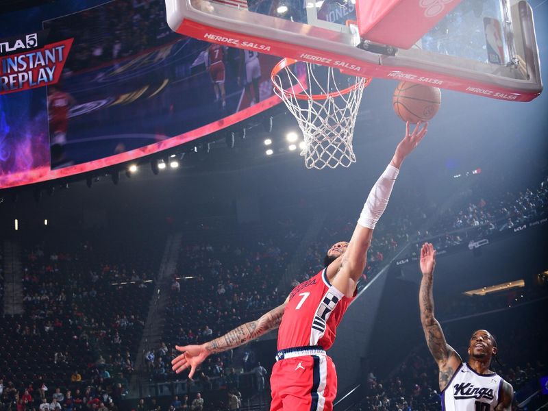 INGLEWOOD, CA - NOVEMBER 22: Amir Coffey #7 of the LA Clippers shoots the ball during the game against the Sacramento Kings on November 22, 2024 at Intuit Dome in Los Angeles, California. NOTE TO USER: User expressly acknowledges and agrees that, by downloading and/or using this Photograph, user is consenting to the terms and conditions of the Getty Images License Agreement. Mandatory Copyright Notice: Copyright 2024 NBAE (Photo by Adam Pantozzi/NBAE via Getty Images)