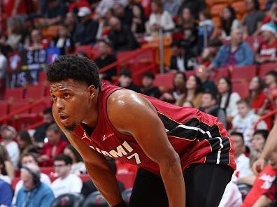 MIAMI, FL - DECEMBER 25:  Kyle Lowry #7 of the Miami Heat looks on during the game against the Philadelphia 76ers on December 25, 2023 at Kaseya Center in Miami, Florida. NOTE TO USER: User expressly acknowledges and agrees that, by downloading and or using this Photograph, user is consenting to the terms and conditions of the Getty Images License Agreement. Mandatory Copyright Notice: Copyright 2023 NBAE (Photo by David Sherman/NBAE via Getty Images)