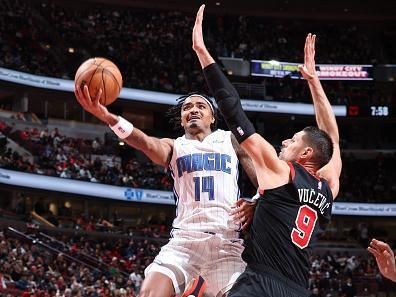 CHICAGO, IL - NOVEMBER 17:  Gary Harris #14 of the Orlando Magic drives to the basket during the game during the In-Season Tournament game against the Chicago Bulls on November 17, 2023 at United Center in Chicago, Illinois. NOTE TO USER: User expressly acknowledges and agrees that, by downloading and or using this photograph, User is consenting to the terms and conditions of the Getty Images License Agreement. Mandatory Copyright Notice: Copyright 2023 NBAE (Photo by Jeff Haynes/NBAE via Getty Images)