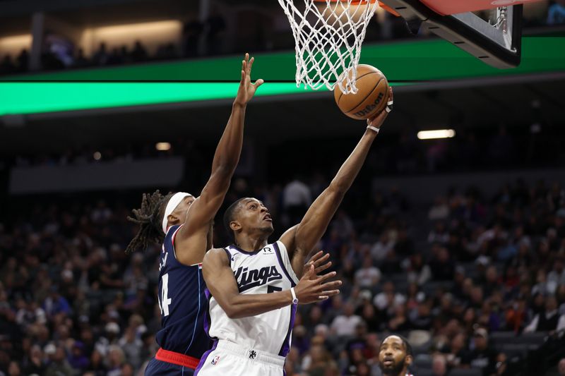 SACRAMENTO, CALIFORNIA - NOVEMBER 08: De'Aaron Fox #5 of the Sacramento Kings goes up for a shot on Terance Mann #14 of the LA Clippers in the second half at Golden 1 Center on November 08, 2024 in Sacramento, California. NOTE TO USER: User expressly acknowledges and agrees that, by downloading and/or using this photograph, user is consenting to the terms and conditions of the Getty Images License Agreement.  (Photo by Ezra Shaw/Getty Images)