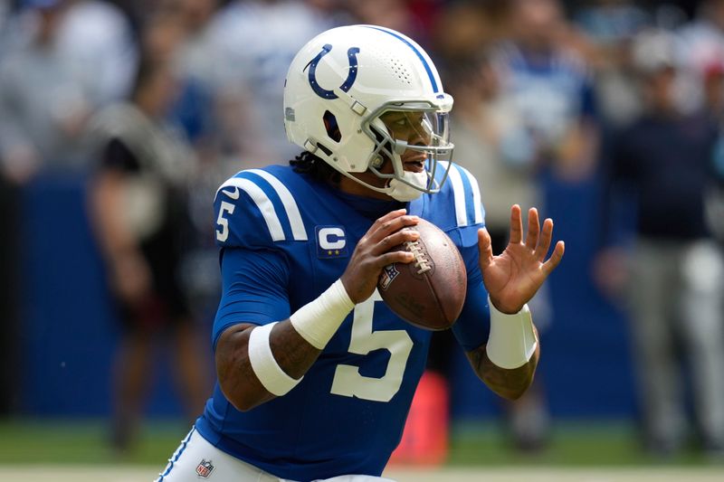 Indianapolis Colts quarterback Anthony Richardson (5) looks for a receiver during the first half of an NFL football game against the Houston Texans, Sunday, Sept. 8, 2024, in Indianapolis. (AP Photo/Darron Cummings)