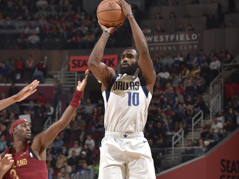 CLEVELAND, OH - FEBRUARY 27: Tim Hardaway Jr. #10 of the Dallas Mavericks shoots the ball during the game against the Cleveland Cavaliers on February 27, 2024 at Rocket Mortgage FieldHouse in Cleveland, Ohio. NOTE TO USER: User expressly acknowledges and agrees that, by downloading and/or using this Photograph, user is consenting to the terms and conditions of the Getty Images License Agreement. Mandatory Copyright Notice: Copyright 2024 NBAE (Photo by David Liam Kyle/NBAE via Getty Images)