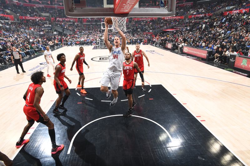 LOS ANGELES, CA - APIRL 14: Mason Plumlee #44 of the LA Clippers drives to the basket during the game against the Houston Rockets on April 14, 2024 at Crypto.Com Arena in Los Angeles, California. NOTE TO USER: User expressly acknowledges and agrees that, by downloading and/or using this Photograph, user is consenting to the terms and conditions of the Getty Images License Agreement. Mandatory Copyright Notice: Copyright 2024 NBAE (Photo by Adam Pantozzi/NBAE via Getty Images)