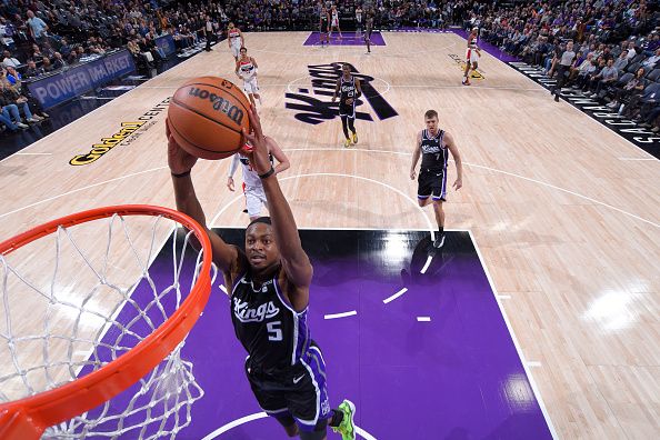 SACRAMENTO, CA - DECEMBER 18: De'Aaron Fox #5 of the Sacramento Kings drives to the basket during the game against the Washington Wizards on December 18, 2023 at Golden 1 Center in Sacramento, California. NOTE TO USER: User expressly acknowledges and agrees that, by downloading and or using this Photograph, user is consenting to the terms and conditions of the Getty Images License Agreement. Mandatory Copyright Notice: Copyright 2023 NBAE (Photo by Rocky Widner/NBAE via Getty Images)