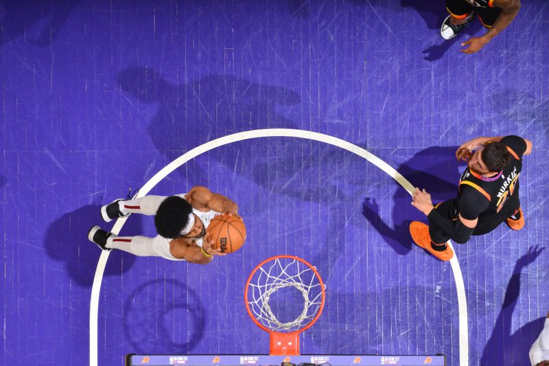 PHOENIX, AZ - APRIL 3:  Jarrett Allen #31 of the Cleveland Cavaliers goes to the basket during the game on April 3, 2024 at Footprint Center in Phoenix, Arizona. NOTE TO USER: User expressly acknowledges and agrees that, by downloading and or using this photograph, user is consenting to the terms and conditions of the Getty Images License Agreement. Mandatory Copyright Notice: Copyright 2024 NBAE (Photo by Barry Gossage/NBAE via Getty Images)
