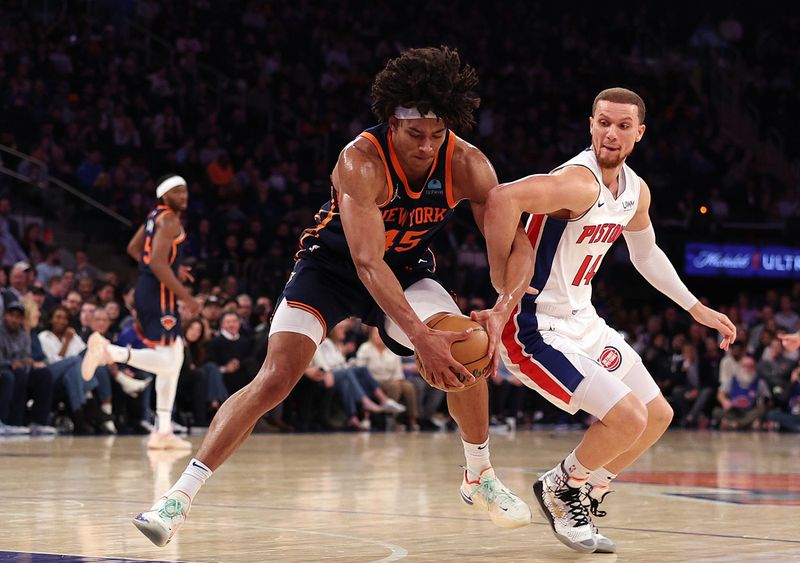 NEW YORK, NEW YORK - FEBRUARY 26: Jericho Sims #45 of the New York Knicks and Malachi Flynn #14 of the Detroit Pistons go after the loos ball during the first half at Madison Square Garden on February 26, 2024 in New York City. NOTE TO USER: User expressly acknowledges and agrees that, by downloading and or using this photograph, User is consenting to the terms and conditions of the Getty Images License Agreement. (Photo by Elsa/Getty Images)