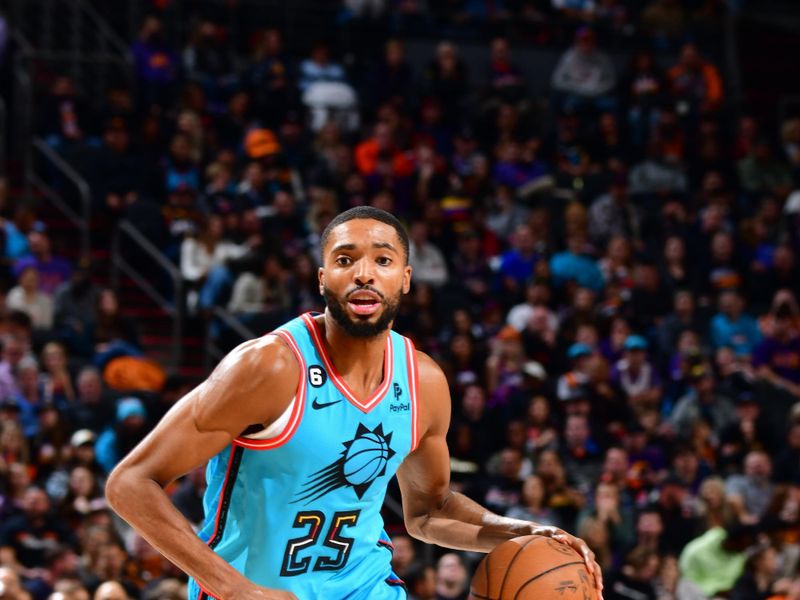 PHOENIX, AZ - DECEMBER 2: Mikal Bridges #25 of the Phoenix Suns drives to the basket during the game against the Houston Rockets on December 2, 2022 at Footprint Center in Phoenix, Arizona. NOTE TO USER: User expressly acknowledges and agrees that, by downloading and or using this photograph, user is consenting to the terms and conditions of the Getty Images License Agreement. Mandatory Copyright Notice: Copyright 2022 NBAE (Photo by Barry Gossage/NBAE via Getty Images)