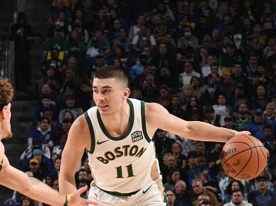 SAN FRANCISCO, CA - DECEMBER 19:  Payton Pritchard #11 of the Boston Celtics handles the ball during the game against the Golden State Warriors on December 19, 2023 at Chase Center in San Francisco, California. NOTE TO USER: User expressly acknowledges and agrees that, by downloading and or using this photograph, user is consenting to the terms and conditions of Getty Images License Agreement. Mandatory Copyright Notice: Copyright 2023 NBAE (Photo by Noah Graham/NBAE via Getty Images)