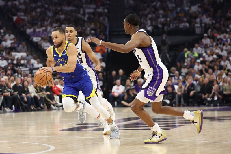 SACRAMENTO, CALIFORNIA - APRIL 16: Stephen Curry #30 of the Golden State Warriors is guarded by Keegan Murray #13 and De'Aaron Fox #5 of the Sacramento Kings in the first quarter during the Play-In Tournament at Golden 1 Center on April 16, 2024 in Sacramento, California.  NOTE TO USER: User expressly acknowledges and agrees that, by downloading and or using this photograph, User is consenting to the terms and conditions of the Getty Images License Agreement.  (Photo by Ezra Shaw/Getty Images)