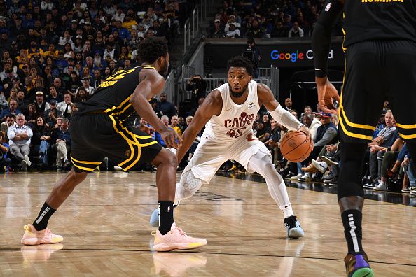 SAN FRANCISCO, CA - NOVEMBER 11: Donovan Mitchell #45 of the Cleveland Cavaliers dribbles the ball during the game against the Golden State Warriors on November 11, 2023 at Chase Center in San Francisco, California. NOTE TO USER: User expressly acknowledges and agrees that, by downloading and or using this photograph, user is consenting to the terms and conditions of Getty Images License Agreement. Mandatory Copyright Notice: Copyright 2023 NBAE (Photo by Noah Graham/NBAE via Getty Images)