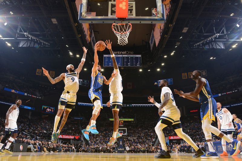 SAN FRANCISCO, CA - DECEMBER 6: Stephen Curry #30 of the Golden State Warriors drives to the basket during the game against the Minnesota Timberwolves on December 6, 2024 at Chase Center in San Francisco, California. NOTE TO USER: User expressly acknowledges and agrees that, by downloading and or using this photograph, user is consenting to the terms and conditions of Getty Images License Agreement. Mandatory Copyright Notice: Copyright 2024 NBAE (Photo by Noah Graham/NBAE via Getty Images)