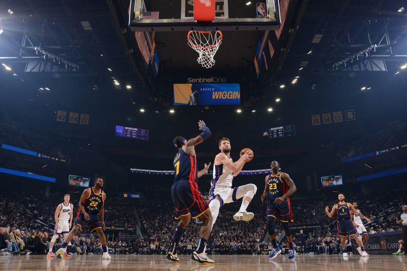 SAN FRANCISCO, CA - JANUARY 5: Domantas Sabonis #11 of the Sacramento Kings drives to the basket during the game against the Golden State Warriors on January 5, 2025 at Chase Center in San Francisco, California. NOTE TO USER: User expressly acknowledges and agrees that, by downloading and or using this photograph, user is consenting to the terms and conditions of Getty Images License Agreement. Mandatory Copyright Notice: Copyright 2025 NBAE (Photo by Noah Graham/NBAE via Getty Images)