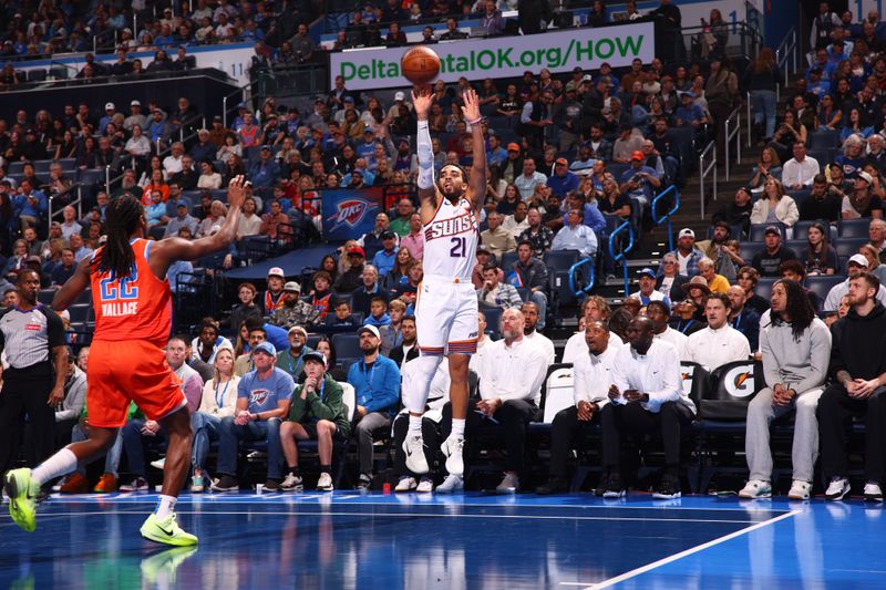 OKLAHOMA CITY, OK - NOVEMBER 15: Tyus Jones #21 of the Phoenix Suns shoots a three point basket during the game against the Oklahoma City Thunder during the Emirates NBA Cup game on November 15, 2024 at Paycom Center in Oklahoma City, Oklahoma. NOTE TO USER: User expressly acknowledges and agrees that, by downloading and or using this photograph, User is consenting to the terms and conditions of the Getty Images License Agreement. Mandatory Copyright Notice: Copyright 2024 NBAE (Photo by Zach Beeker/NBAE via Getty Images)