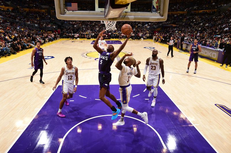 LOS ANGELES, CA - OCTOBER 26: De'Aaron Fox #5 of the Sacramento Kings drives to the basket during the game against the Los Angeles Lakers on October 26, 2024 at Crypto.Com Arena in Los Angeles, California. NOTE TO USER: User expressly acknowledges and agrees that, by downloading and/or using this Photograph, user is consenting to the terms and conditions of the Getty Images License Agreement. Mandatory Copyright Notice: Copyright 2024 NBAE (Photo by Adam Pantozzi/NBAE via Getty Images)