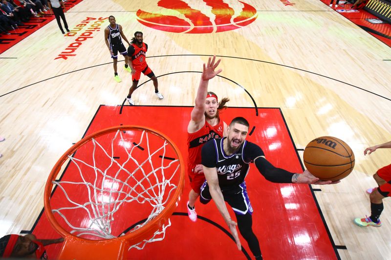 TORONTO, CANADA - MARCH 20: Alex Len #25 of the Sacramento Kings drives to the basket during the game against the Toronto Raptors on March 20, 2024 at the Scotiabank Arena in Toronto, Ontario, Canada.  NOTE TO USER: User expressly acknowledges and agrees that, by downloading and or using this Photograph, user is consenting to the terms and conditions of the Getty Images License Agreement.  Mandatory Copyright Notice: Copyright 2024 NBAE (Photo by Vaughn Ridley/NBAE via Getty Images)