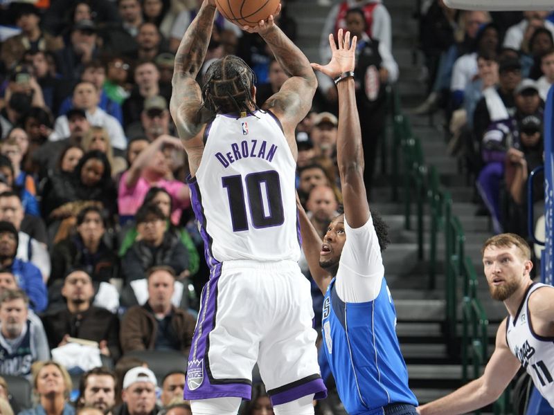 DALLAS, TX - FEBRUARY 10: DeMar DeRozan #10 of the Sacramento Kings shoots the ball during the game against the Dallas Mavericks on February 10, 2025 at American Airlines Center in Dallas, Texas. NOTE TO USER: User expressly acknowledges and agrees that, by downloading and or using this photograph, User is consenting to the terms and conditions of the Getty Images License Agreement. Mandatory Copyright Notice: Copyright 2025 NBAE (Photo by Glenn James/NBAE via Getty Images)