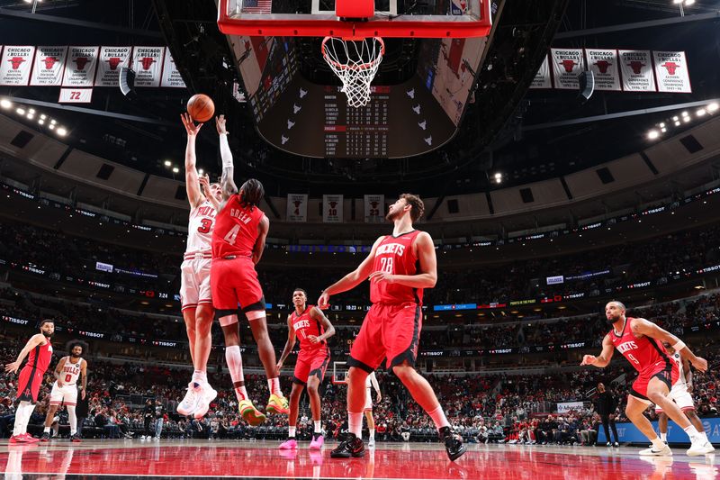 CHICAGO, IL - NOVEMBER 17: Josh Giddey #3 of the Chicago Bulls shoots the ball during the game against the Houston Rockets   during a regular season game on November 17, 2024 at United Center in Chicago, Illinois. NOTE TO USER: User expressly acknowledges and agrees that, by downloading and or using this photograph, User is consenting to the terms and conditions of the Getty Images License Agreement. Mandatory Copyright Notice: Copyright 2024 NBAE (Photo by Jeff Haynes/NBAE via Getty Images)