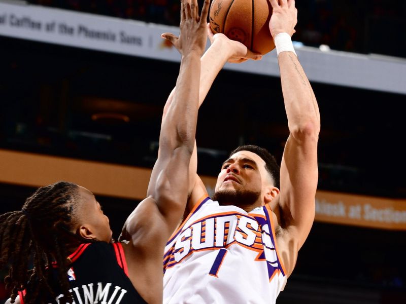 PHOENIX, AZ - JANUARY 22:  Devin Booker #1 of the Phoenix Suns shoots the ball during the game against the Chicago Bulls on January 22, 2024 at Footprint Center in Phoenix, Arizona. NOTE TO USER: User expressly acknowledges and agrees that, by downloading and or using this photograph, user is consenting to the terms and conditions of the Getty Images License Agreement. Mandatory Copyright Notice: Copyright 2024 NBAE (Photo by Barry Gossage/NBAE via Getty Images)