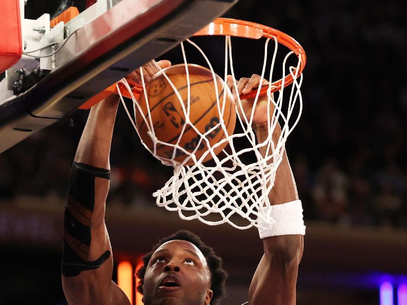 NEW YORK, NEW YORK - JANUARY 08:  OG Anunoby #8 of the New York Knicks dunks against the Toronto Raptors during their game at Madison Square Garden on January 08, 2025 in New York City.   User expressly acknowledges and agrees that, by downloading and or using this photograph, User is consenting to the terms and conditions of the Getty Images License Agreement.  (Photo by Al Bello/Getty Images)