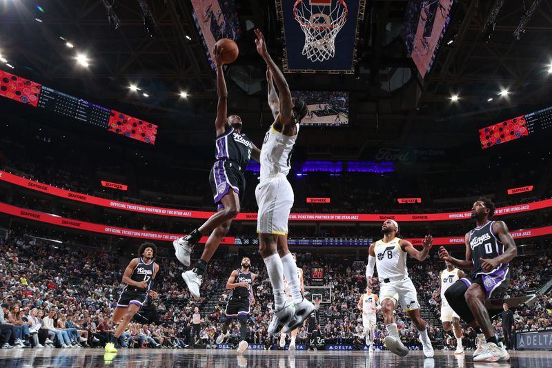 SALT LAKE CITY, UT - OCTOBER 15: De'Aaron Fox #5 of the Sacramento Kings drives to the basket during the game against the Utah Jazz on October 15, 2024 at Delta Center in Salt Lake City, Utah. NOTE TO USER: User expressly acknowledges and agrees that, by downloading and or using this Photograph, User is consenting to the terms and conditions of the Getty Images License Agreement. Mandatory Copyright Notice: Copyright 2024 NBAE (Photo by Melissa Majchrzak/NBAE via Getty Images)