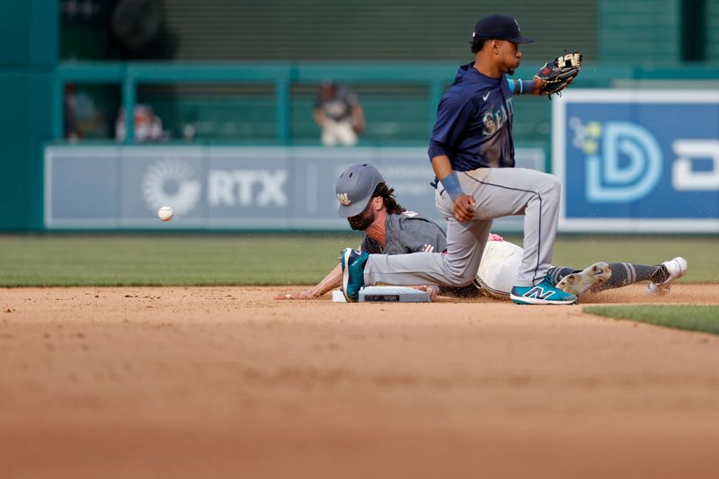May 25, 2024; Washington, District of Columbia, USA; Washington Nationals outfielder Jesse Winker (6) steals second base ahead of an attempted tag by Seattle Mariners second baseman Jorge Polanco (7) during the seventh inning at Nationals Park. Mandatory Credit: Geoff Burke-USA TODAY Sports