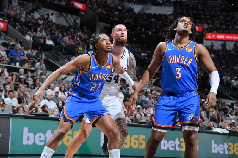 SAN ANTONIO, TX - OCTOBER 7: Aaron Wiggins #21 of the Oklahoma City Thunder, Sandro Mamukelashvili #54 of the San Antonio Spurs and Dillon Jones #3 of the Oklahoma City Thunder wait for a rebound during a NBA preseason game on October 7, 2024 at the Frost Bank Center in San Antonio, Texas. NOTE TO USER: User expressly acknowledges and agrees that, by downloading and or using this photograph, user is consenting to the terms and conditions of the Getty Images License Agreement. Mandatory Copyright Notice: Copyright 2024 NBAE (Photos by Michael Gonzales/NBAE via Getty Images)