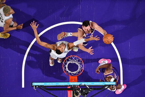 PHOENIX, AZ - NOVEMBER 2: Drew Eubanks #14 of the Phoenix Suns drives to the basket while Victor Wembanyama #1 of the San Antonio Spurs goes for the block during the game against the San Antonio Spurs on November 2, 2023 at Footprint Center in Phoenix, Arizona. NOTE TO USER: User expressly acknowledges and agrees that, by downloading and or using this photograph, user is consenting to the terms and conditions of the Getty Images License Agreement. Mandatory Copyright Notice: Copyright 2023 NBAE (Photo by Barry Gossage/NBAE via Getty Images)