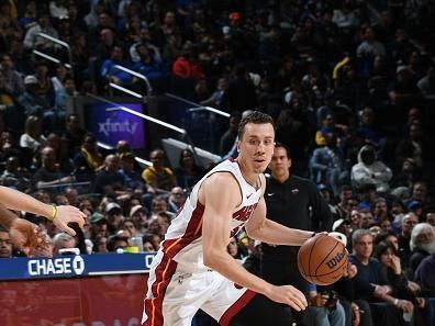 SAN FRANCISCO, CA - DECEMBER 28: Duncan Robinson #55 of the Miami Heat handles the ball during the game against the Golden State Warriors on December 28, 2023 at Chase Center in San Francisco, California. NOTE TO USER: User expressly acknowledges and agrees that, by downloading and or using this photograph, user is consenting to the terms and conditions of Getty Images License Agreement. Mandatory Copyright Notice: Copyright 2023 NBAE (Photo by Noah Graham/NBAE via Getty Images)