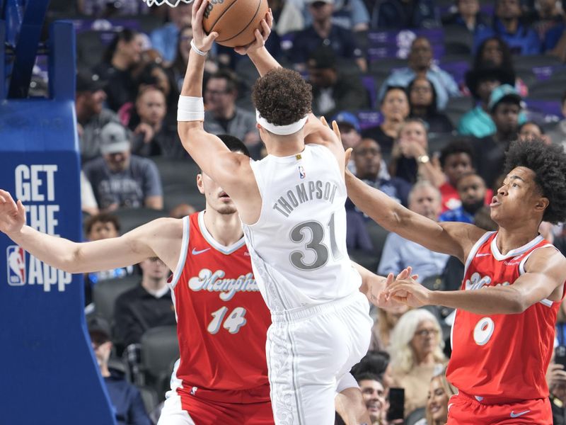 DALLAS, TX - MARCH 7: Klay Thompson #31 of the Dallas Mavericks shoots the ball during the game against the Memphis Grizzlies on March 7, 2025 at American Airlines Center in Dallas, Texas. NOTE TO USER: User expressly acknowledges and agrees that, by downloading and or using this photograph, User is consenting to the terms and conditions of the Getty Images License Agreement. Mandatory Copyright Notice: Copyright 2025 NBAE (Photo by Glenn James/NBAE via Getty Images)