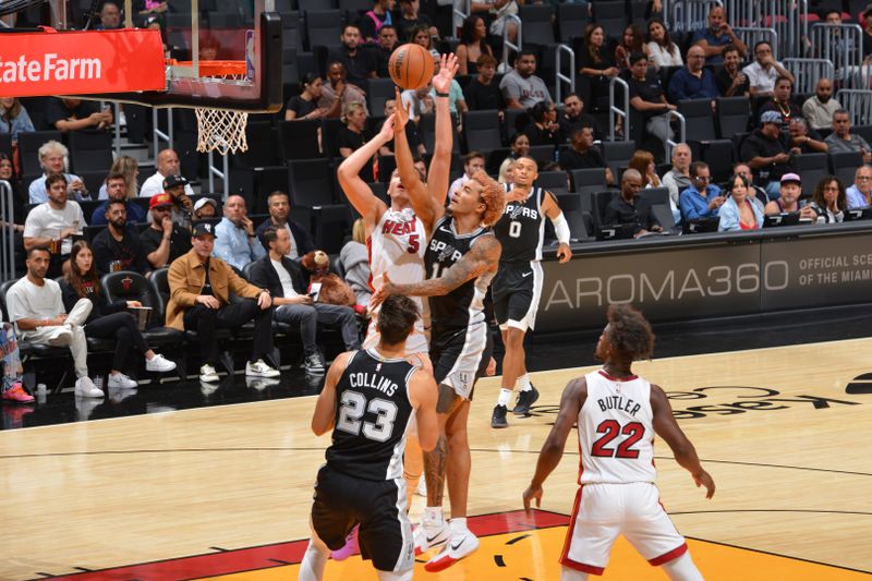 MIAMI, FL - OCTOBER 15: Jeremy Sochan #10 of the San Antonio Spurs drives to the basket during the game against the Miami Heat during a NBA preseason game on October 15, 2024 at Kaseya Center in Miami, Florida. NOTE TO USER: User expressly acknowledges and agrees that, by downloading and or using this Photograph, user is consenting to the terms and conditions of the Getty Images License Agreement. Mandatory Copyright Notice: Copyright 2024 NBAE (Photo by Jesse D. Garrabrant/NBAE via Getty Images)