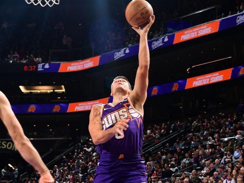 PHOENIX, AZ - JANUARY 9: Grayson Allen #8 of the Phoenix Suns drives to the basket during the game against the Atlanta Hawks on January 9, 2025 at Footprint Center in Phoenix, Arizona. NOTE TO USER: User expressly acknowledges and agrees that, by downloading and or using this photograph, user is consenting to the terms and conditions of the Getty Images License Agreement. Mandatory Copyright Notice: Copyright 2025 NBAE (Photo by Kate Frese/NBAE via Getty Images)