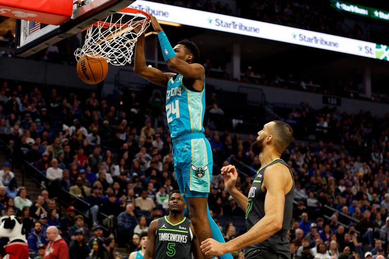 MINNEAPOLIS, MINNESOTA - JANUARY 22: Brandon Miller #24 of the Charlotte Hornets dunks the ball against the Minnesota Timberwolves in the third quarter at Target Center on January 22, 2024 in Minneapolis, Minnesota. The Hornets defeated the Timberwolves 128-125. NOTE TO USER: User expressly acknowledges and agrees that, by downloading and or using this photograph, User is consenting to the terms and conditions of the Getty Images License Agreement. (Photo by David Berding/Getty Images)