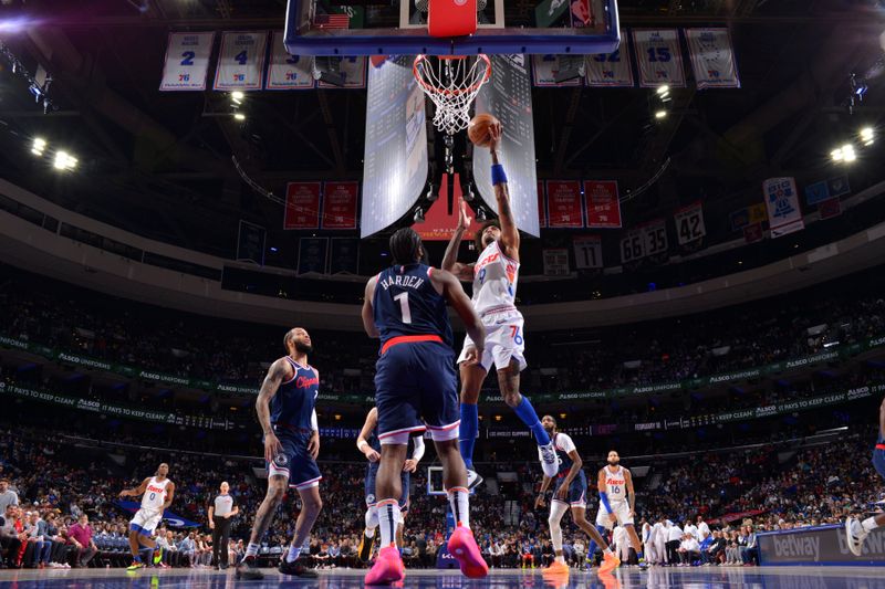 PHILADELPHIA, PA - NOVEMBER 24: Kelly Oubre Jr. #9 of the Philadelphia 76ers drives to the basket during the game against the LA Clippers on November 24, 2024 at the Wells Fargo Center in Philadelphia, Pennsylvania NOTE TO USER: User expressly acknowledges and agrees that, by downloading and/or using this Photograph, user is consenting to the terms and conditions of the Getty Images License Agreement. Mandatory Copyright Notice: Copyright 2024 NBAE (Photo by Jesse D. Garrabrant/NBAE via Getty Images)