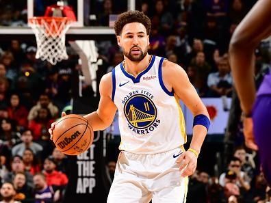 PHOENIX, AZ - DECEMBER 12: Klay Thompson #11 of the Golden State Warriors dribbles the ball during the game against the Phoenix Suns on December 12, 2023 at Footprint Center in Phoenix, Arizona. NOTE TO USER: User expressly acknowledges and agrees that, by downloading and or using this photograph, user is consenting to the terms and conditions of the Getty Images License Agreement. Mandatory Copyright Notice: Copyright 2023 NBAE (Photo by Barry Gossage/NBAE via Getty Images)