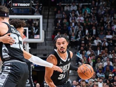 SAN ANTONIO, TX - DECEMBER 26: Tre Jones #33 of the San Antonio Spurs drives to the basket during the game against the Utah Jazz on December 26, 2023 at the Frost Bank Center in San Antonio, Texas. NOTE TO USER: User expressly acknowledges and agrees that, by downloading and or using this photograph, user is consenting to the terms and conditions of the Getty Images License Agreement. Mandatory Copyright Notice: Copyright 2023 NBAE (Photos by Michael Gonzales/NBAE via Getty Images)