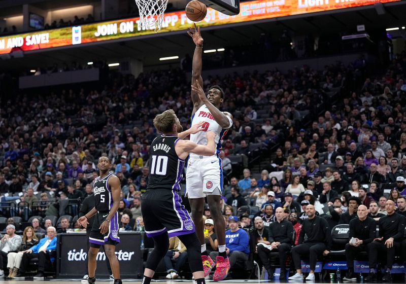 SACRAMENTO, CALIFORNIA - FEBRUARY 07: Jalen Duren #0 of the Detroit Pistons shoots the ball against Domantas Sabonis #10 of the Sacramento Kings in the second quarter at Golden 1 Center on February 07, 2024 in Sacramento, California. NOTE TO USER: User expressly acknowledges and agrees that, by downloading and or using this photograph, User is consenting to the terms and conditions of the Getty Images License Agreement. (Photo by Thearon W. Henderson/Getty Images)