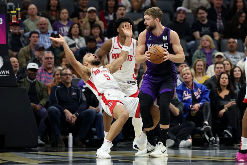 SACRAMENTO, CALIFORNIA - DECEMBER 03: Domantas Sabonis #11 of the Sacramento Kings goes up for a shot on Dillon Brooks #9 of the Houston Rockets in the first half at Golden 1 Center on December 03, 2024 in Sacramento, California. NOTE TO USER: User expressly acknowledges and agrees that, by downloading and/or using this photograph, user is consenting to the terms and conditions of the Getty Images License Agreement.   (Photo by Ezra Shaw/Getty Images)