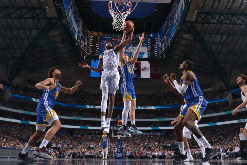 DALLAS, TX - MARCH 13: Brandin Podziemski #2 of the Golden State Warriors drives to the basket while Derrick Jones Jr. #55 of the Dallas Mavericks goes up for the block during the game on March 13, 2024 at the American Airlines Center in Dallas, Texas. NOTE TO USER: User expressly acknowledges and agrees that, by downloading and or using this photograph, User is consenting to the terms and conditions of the Getty Images License Agreement. Mandatory Copyright Notice: Copyright 2024 NBAE (Photo by Glenn James/NBAE via Getty Images)