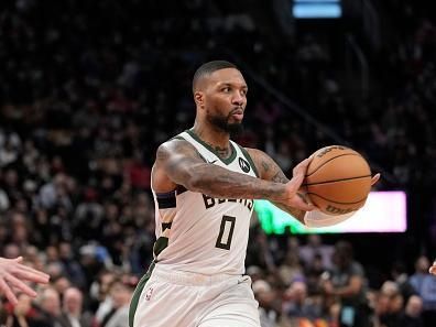 TORONTO, CANADA - NOVEMBER 15: Damian Lillard #0 of the Milwaukee Bucks passes the ball during the game against the Toronto Raptors on November 15, 2023 at the Scotiabank Arena in Toronto, Ontario, Canada.  NOTE TO USER: User expressly acknowledges and agrees that, by downloading and or using this Photograph, user is consenting to the terms and conditions of the Getty Images License Agreement.  Mandatory Copyright Notice: Copyright 2023 NBAE (Photo by Jordan Jones/NBAE via Getty Images)