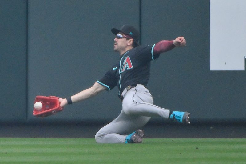 May 25, 2025; St. Louis, Missouri, USA;  Arizona Diamondbacks right fielder Corbin Carroll (7) dives and catches a fly ball against the St. Louis Cardinals during the third inning at Busch Stadium. Mandatory Credit: Jeff Curry-Imagn Images