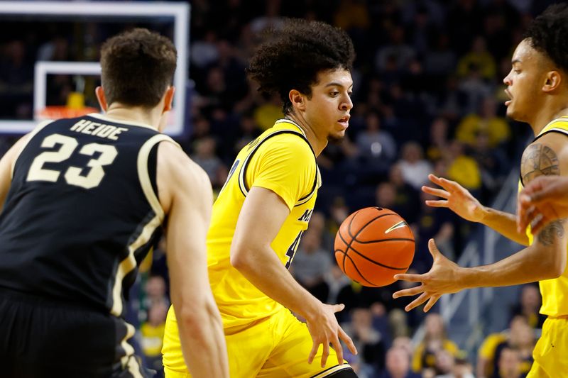 Feb 25, 2024; Ann Arbor, Michigan, USA;  Michigan Wolverines guard George Washington III (40) passes to forward Terrance Williams II (5) in the first half at Crisler Center. Mandatory Credit: Rick Osentoski-USA TODAY Sports