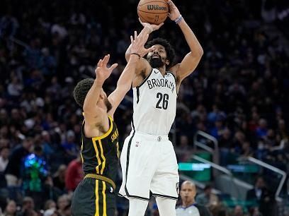 SAN FRANCISCO, CALIFORNIA - DECEMBER 16: Spencer Dinwiddie #26 of the Brooklyn Nets shoots over Stephen Curry #30 of the Golden State Warriors during the third quarter of an NBA basketball game at Chase Center on December 16, 2023 in San Francisco, California. NOTE TO USER: User expressly acknowledges and agrees that, by downloading and or using this photograph, User is consenting to the terms and conditions of the Getty Images License Agreement. (Photo by Thearon W. Henderson/Getty Images)