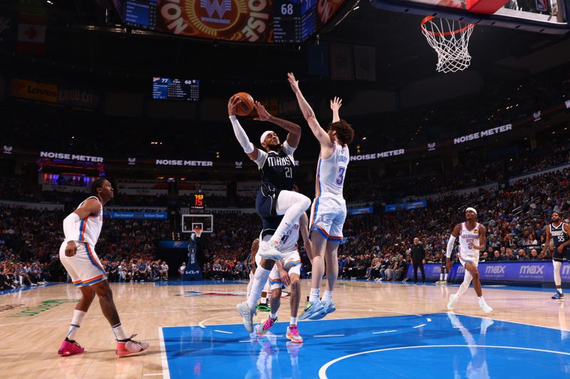 OKLAHOMA CITY, OK - MARCH 14: Daniel Gafford #21 of the Dallas Mavericks drives to the basket during the game against the Oklahoma City Thunder on March 13, 2024 at Paycom Arena in Oklahoma City, Oklahoma. NOTE TO USER: User expressly acknowledges and agrees that, by downloading and or using this photograph, User is consenting to the terms and conditions of the Getty Images License Agreement. Mandatory Copyright Notice: Copyright 2024 NBAE (Photo by Zach Beeker/NBAE via Getty Images)