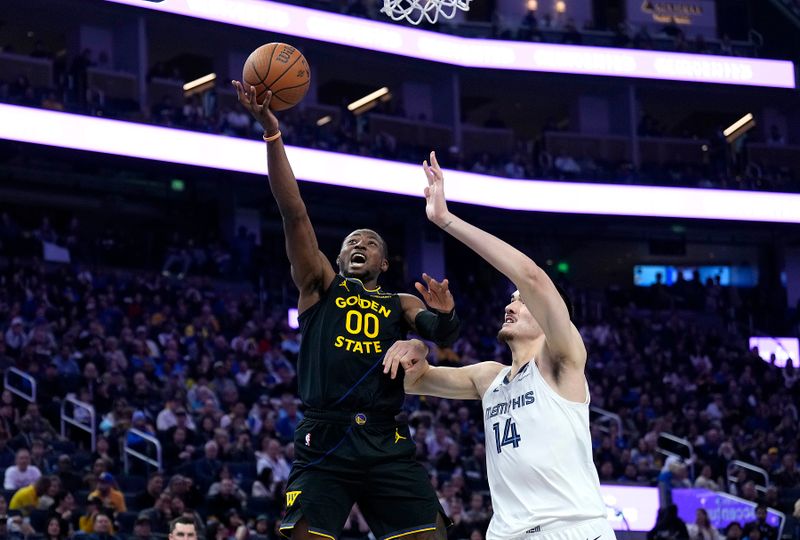 SAN FRANCISCO, CALIFORNIA - NOVEMBER 15: Jonathan Kuminga #00 of the Golden State Warriors goes in to shoot ovwer Zach Edey #14 of the Memphis Grizzlies in the second quarter during the Emirates NBA Cup game at Chase Center on November 15, 2024 in San Francisco, California. NOTE TO USER: User expressly acknowledges and agrees that, by downloading and or using this photograph, User is consenting to the terms and conditions of the Getty Images License Agreement. (Photo by Thearon W. Henderson/Getty Images)