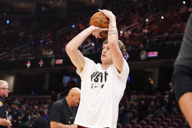 CLEVELAND, OH - NOVEMBER 4:  Luke Travers #33 of the Cleveland Cavaliers warms up before the game against the Milwaukee Bucks on November 4, 2024 at Rocket Mortgage FieldHouse in Cleveland, Ohio. NOTE TO USER: User expressly acknowledges and agrees that, by downloading and/or using this Photograph, user is consenting to the terms and conditions of the Getty Images License Agreement. Mandatory Copyright Notice: Copyright 2024 NBAE (Photo by  Lauren Leigh Bacho/NBAE via Getty Images)