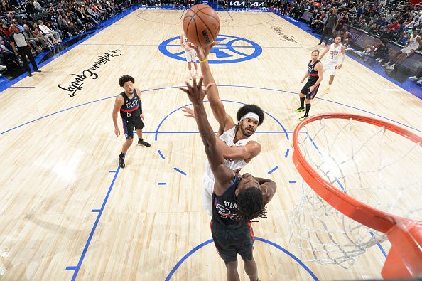 DETROIT, MI - DECEMBER 2: Jarrett Allen #31 of the Cleveland Cavaliers goes to the basket during the game on December 2, 2023 at Little Caesars Arena in Detroit, Michigan. NOTE TO USER: User expressly acknowledges and agrees that, by downloading and/or using this photograph, User is consenting to the terms and conditions of the Getty Images License Agreement. Mandatory Copyright Notice: Copyright 2023 NBAE (Photo by Chris Schwegler/NBAE via Getty Images)