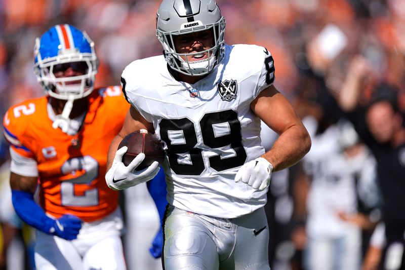 Las Vegas Raiders tight end Brock Bowers (89) rushes after a 57-yard reception for a touchdown during the first half of an NFL football game against the Denver Broncos, Sunday, Oct. 6, 2024, in Denver. (AP Photo/David Zalubowski)