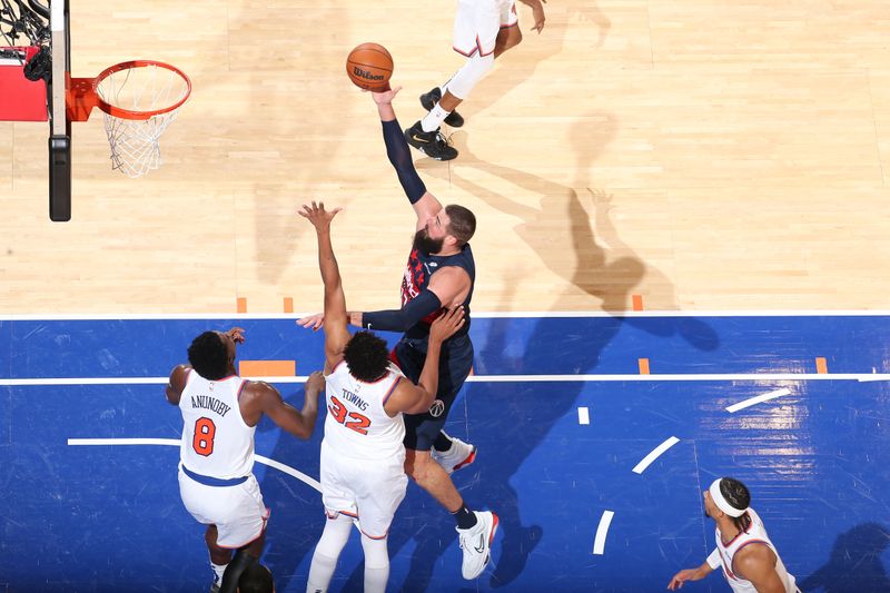 NEW YORK, NY - NOVEMBER 18: Jonas Valanciunas #17 of the Washington Wizards drives to the basket during the game against the New York Knicks on November 18, 2024 at Madison Square Garden in New York City, New York.  NOTE TO USER: User expressly acknowledges and agrees that, by downloading and or using this photograph, User is consenting to the terms and conditions of the Getty Images License Agreement. Mandatory Copyright Notice: Copyright 2024 NBAE  (Photo by Nathaniel S. Butler/NBAE via Getty Images)