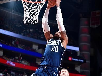 HOUSTON, TX - DECEMBER 22:   Richaun Holmes #20 of the Dallas Mavericks drives to the basket during the game against the Houston Rockets on December 22, 2023 at the Toyota Center in Houston, Texas. NOTE TO USER: User expressly acknowledges and agrees that, by downloading and or using this photograph, User is consenting to the terms and conditions of the Getty Images License Agreement. Mandatory Copyright Notice: Copyright 2023 NBAE (Photo by Logan Riely/NBAE via Getty Images)